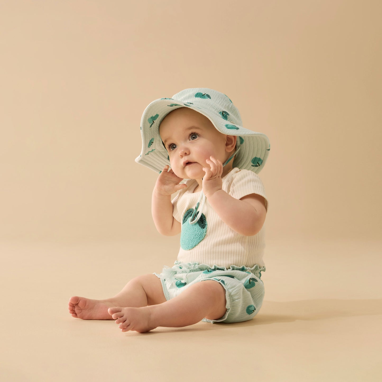 Behind The Trees - Baby t-shirt with green apple design on a white background - Wilson + Frenchy - Embroidered Organic Tee - Apple Papple